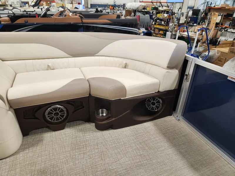 Slide: The Image of Avalon LSZ - 23 FT Quad Lounger "Cloudline Drift" 2026 - 9