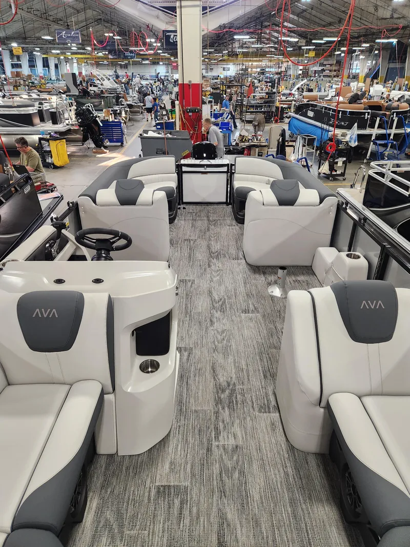 Slide: The Image of Avalon LSZ - 23 FT Quad Lounger Triple toon "Stillwater Grey" 2026 - 5