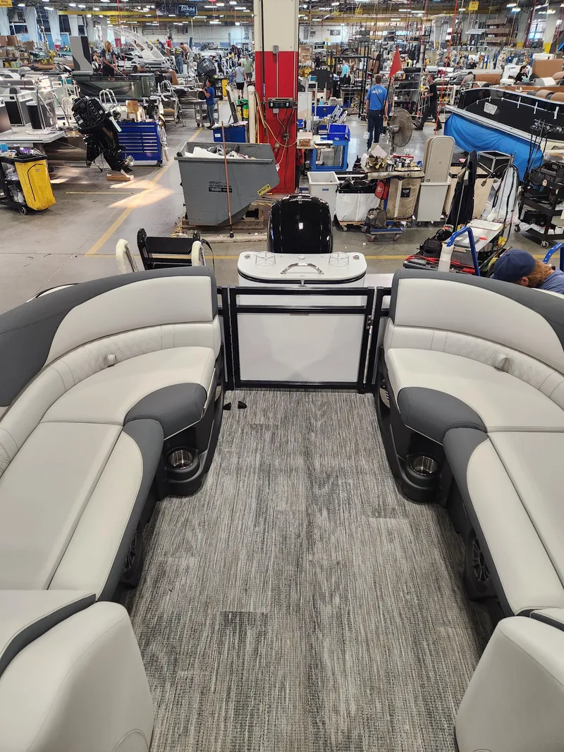 Slide: The Image of Avalon LSZ - 23 FT Quad Lounger Triple toon "Stillwater Grey" 2026 - 2