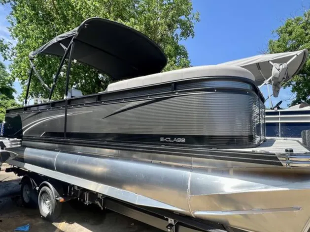 The Image of Qwest "Onyx & Alloy" 822 E-Class Lanai Triple toon 2023 - 0