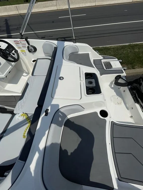 Slide: The Image of Bayliner Element M17 2023 - 8