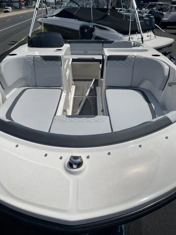 Slide: The Image of Bayliner Element M17 2023 - 4