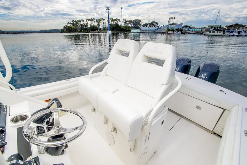 Slide: The Image of Regulator Marine 25 Center Console 2017 - 9