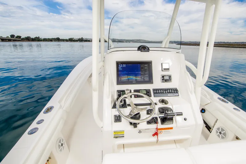 Slide: The Image of Regulator Marine 25 Center Console 2017 - 8