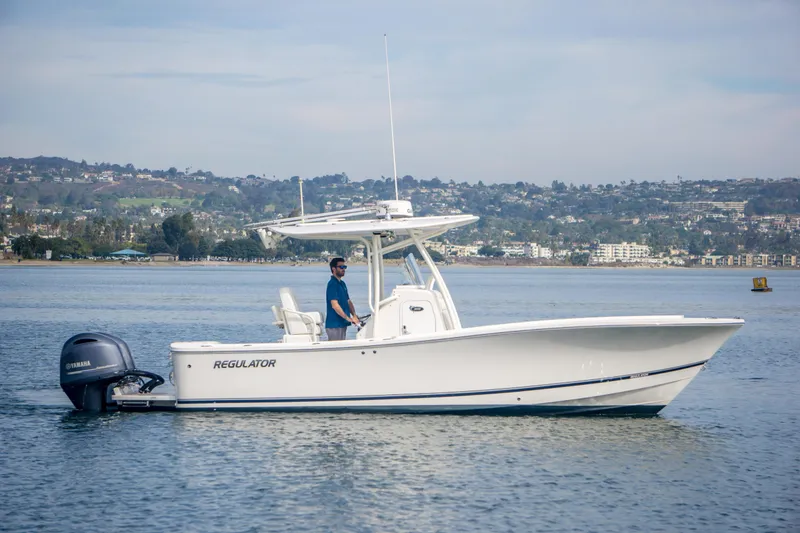 Slide: The Image of Regulator Marine 25 Center Console 2017 - 15