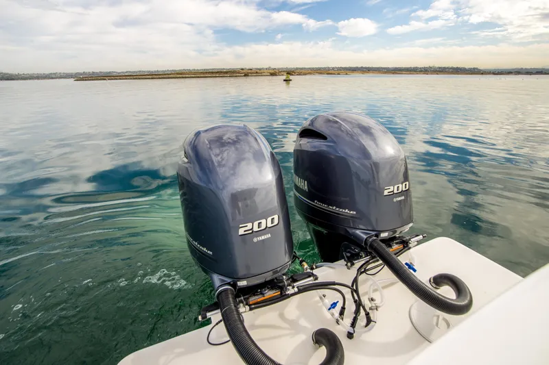 Slide: The Image of Regulator Marine 25 Center Console 2017 - 14