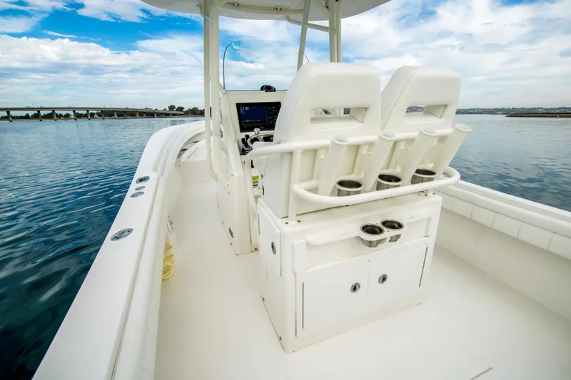 Slide: The Image of Regulator Marine 25 Center Console 2017 - 10