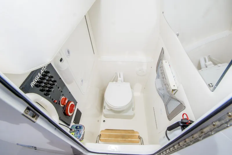 Slide: The Image of Regulator Marine 25 Center Console 2017 - 13
