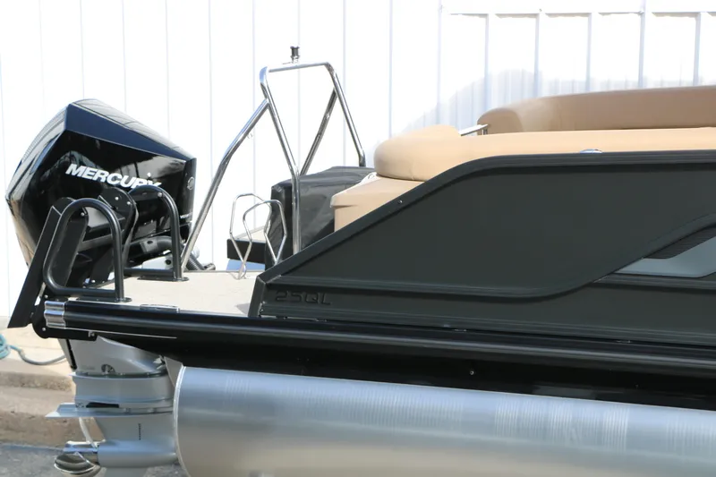 Slide: The Image of EVOTTI 725QL Tri-Toon 2026 - 12