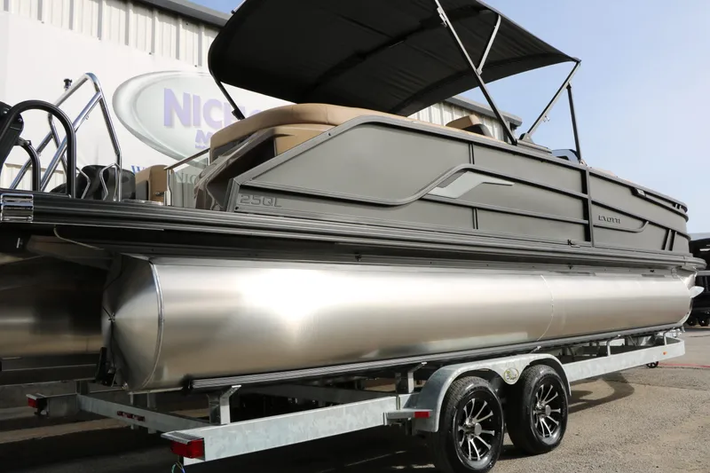 Slide: The Image of EVOTTI 725QL Tri-Toon 2026 - 9