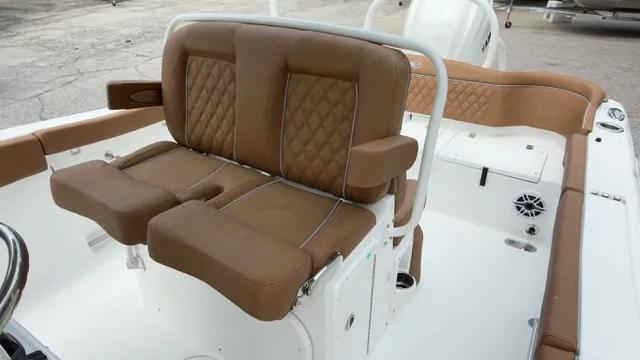 Slide: The Image of Sea Hunt Ultra 255SE 2026 - 15