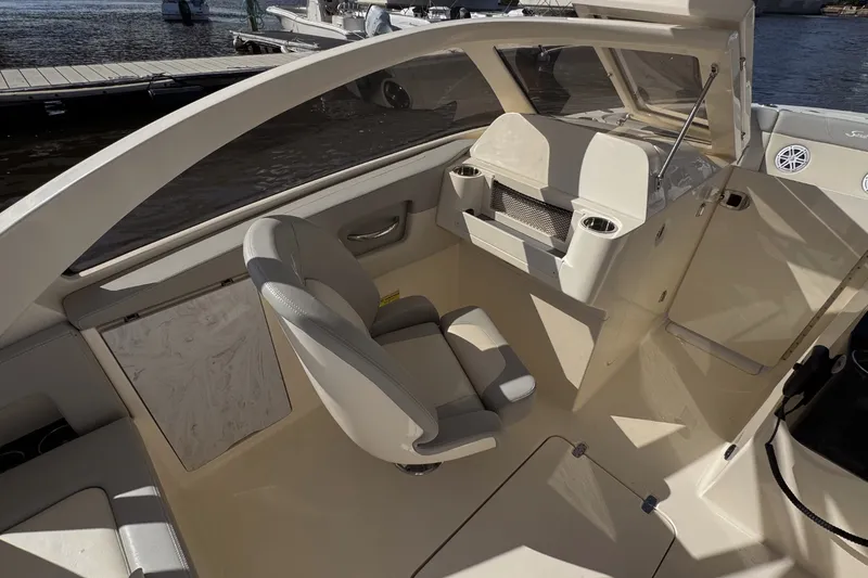 Slide: The Image of Scout 240 Dorado 2024 - 7