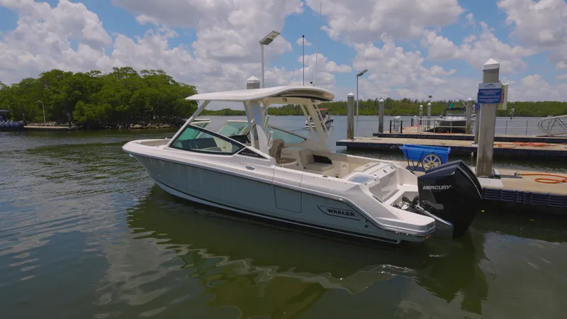 Slide: The Image of Boston Whaler 280 Vantage 2024 - 1
