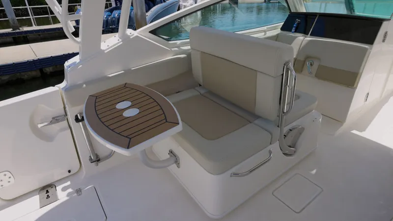 Slide: The Image of Boston Whaler 280 Vantage 2024 - 11