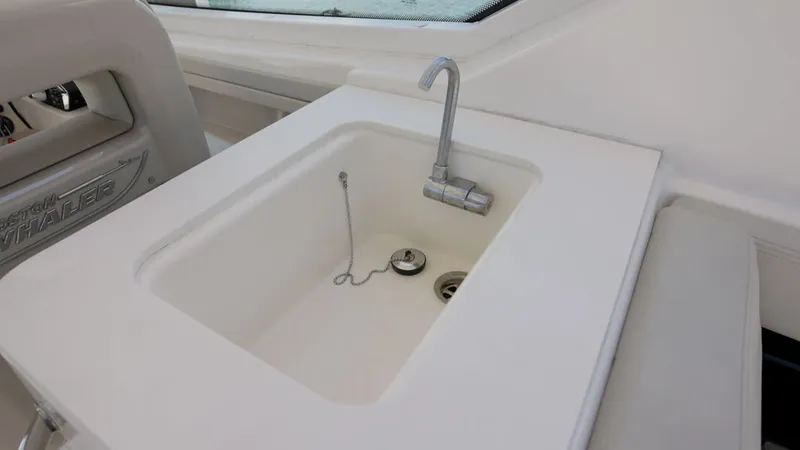 Slide: The Image of Boston Whaler 280 Vantage 2024 - 12