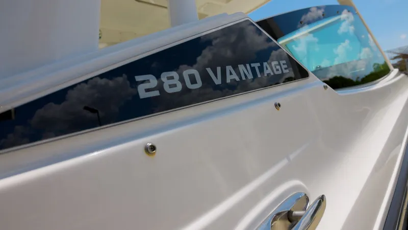 Slide: The Image of Boston Whaler 280 Vantage 2024 - 15