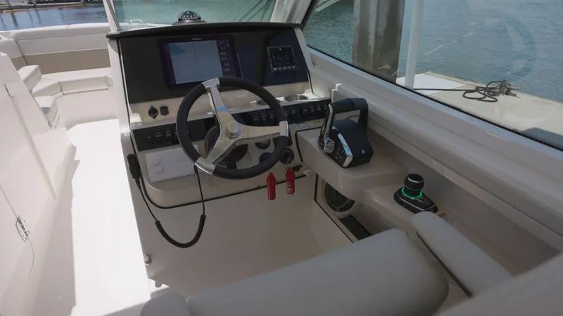 Slide: The Image of Boston Whaler 280 Vantage 2024 - 3