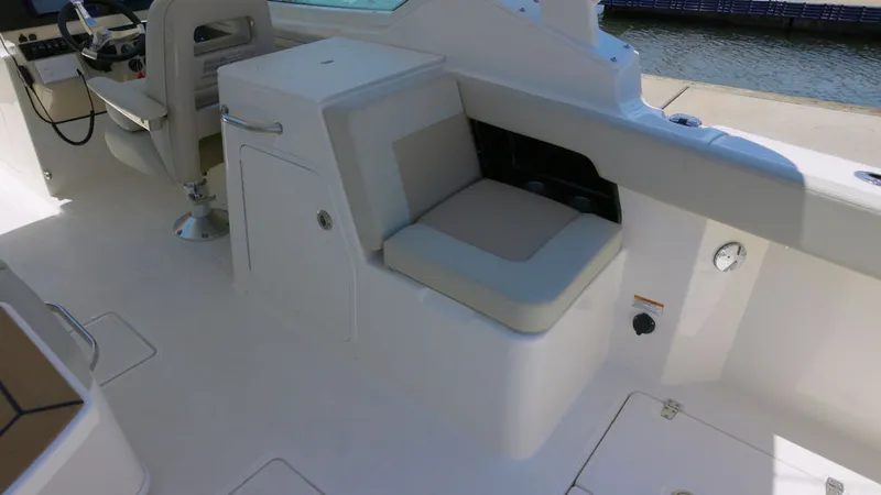 Slide: The Image of Boston Whaler 280 Vantage 2024 - 7