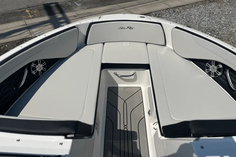 Slide: The Image of Sea Ray SPX 210 Outboard 2025 - 10