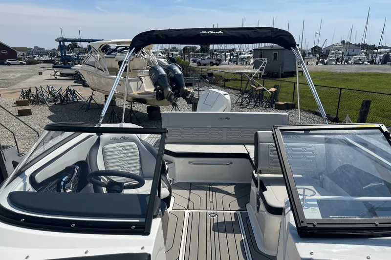 Slide: The Image of Sea Ray SPX 210 Outboard 2025 - 12