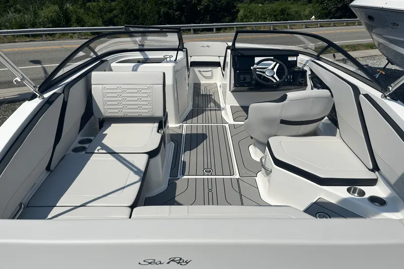 Slide: The Image of Sea Ray SPX 210 Outboard 2025 - 4