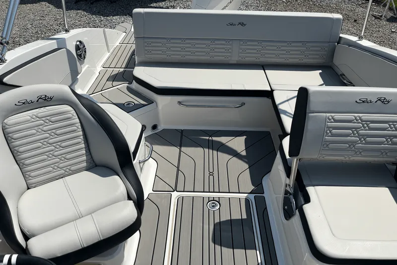 Slide: The Image of Sea Ray SPX 210 Outboard 2025 - 6