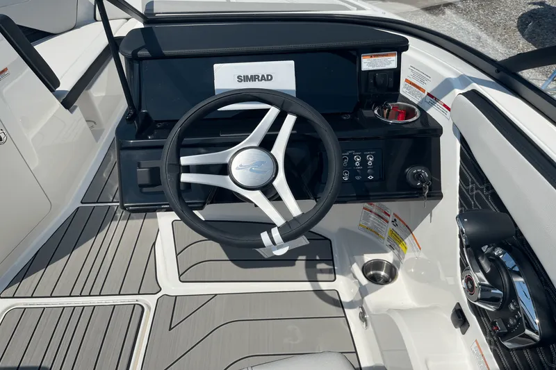 Slide: The Image of Sea Ray SPX 210 Outboard 2025 - 7