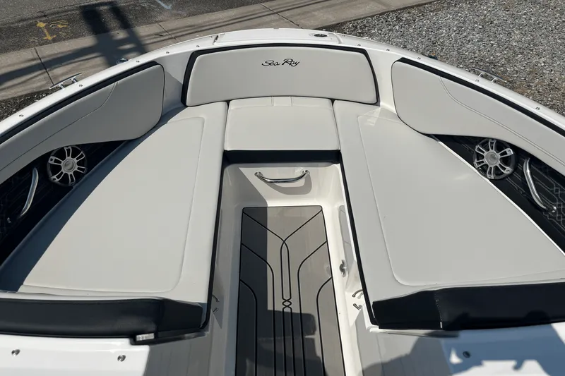 Slide: The Image of Sea Ray SPX 210 Outboard 2025 - 9