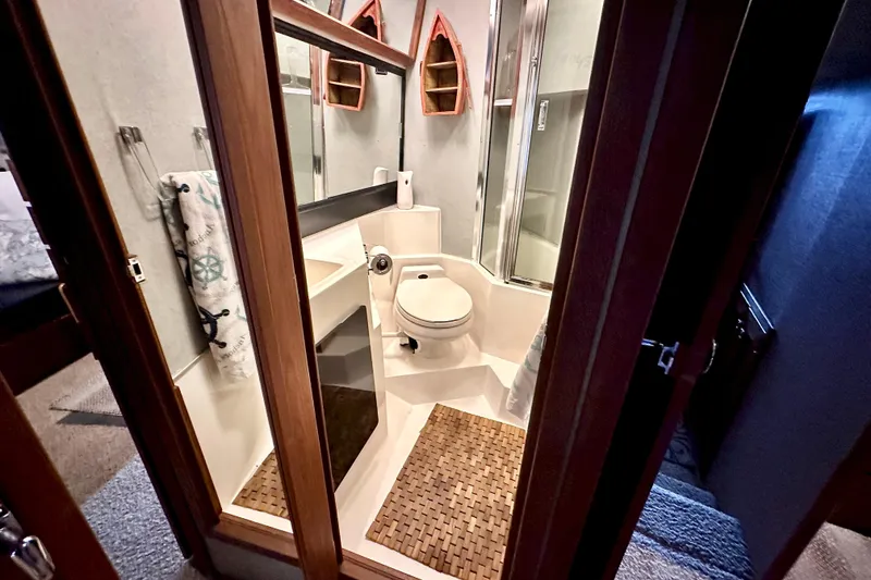 Slide: The Image of Bayliner 4588 Pilothouse 1993 - 16