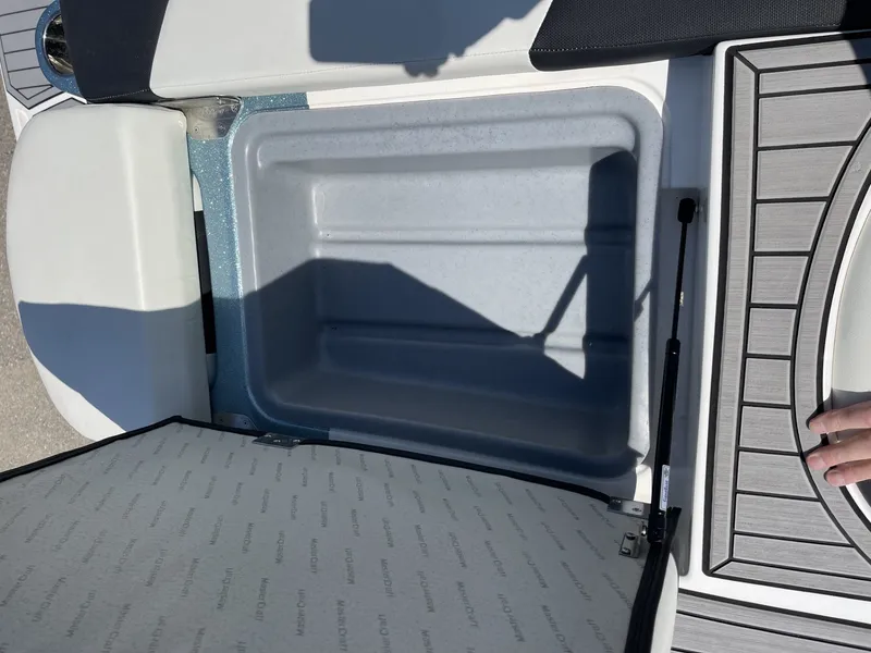 Slide: The Image of MasterCraft XT24 2022 - 50