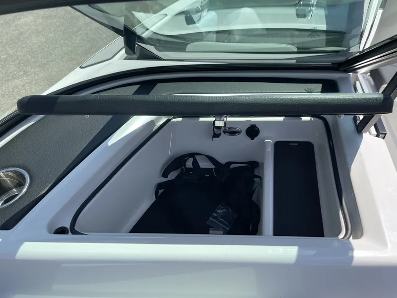 Slide: The Image of MasterCraft XT24 2022 - 32
