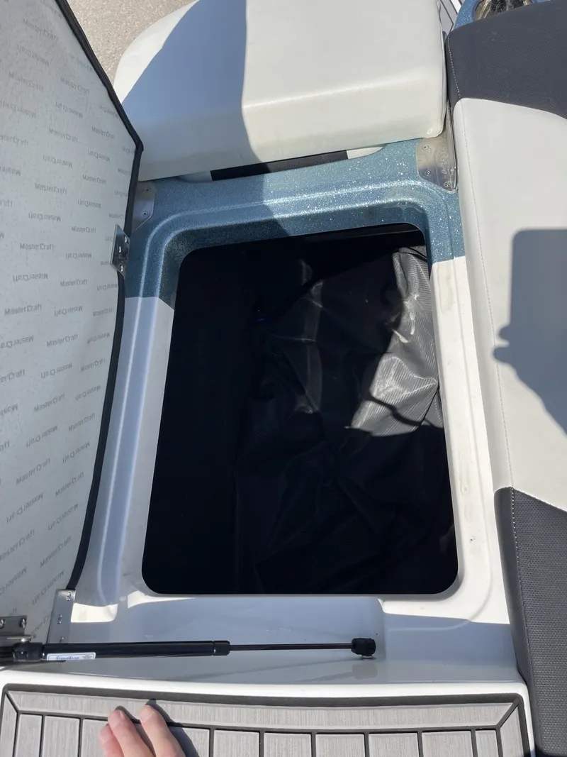 Slide: The Image of MasterCraft XT24 2022 - 39
