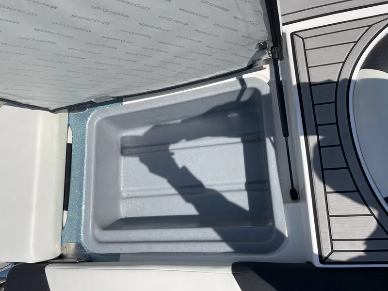 Slide: The Image of MasterCraft XT24 2022 - 37