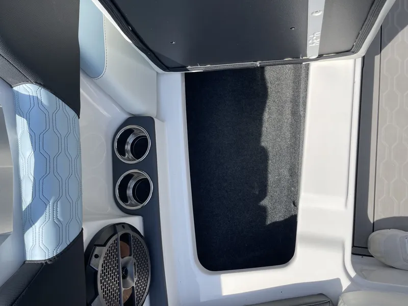 Slide: The Image of MasterCraft XT24 2022 - 35