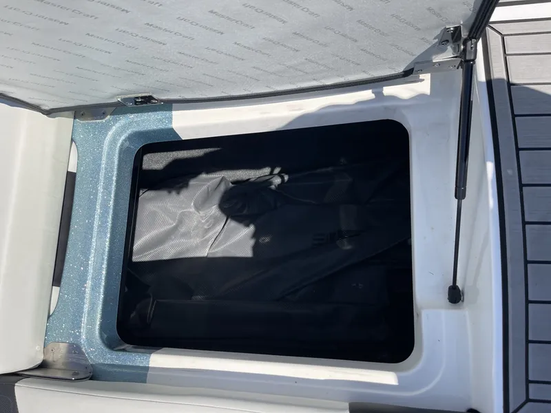 Slide: The Image of MasterCraft XT24 2022 - 44