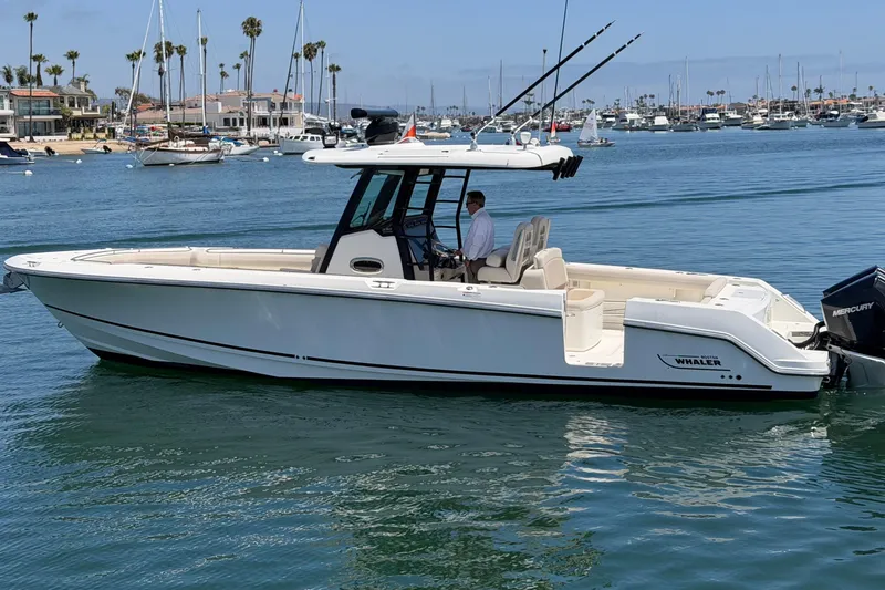 Slide: The Image of Boston Whaler 330 Outrage 2021 - 1