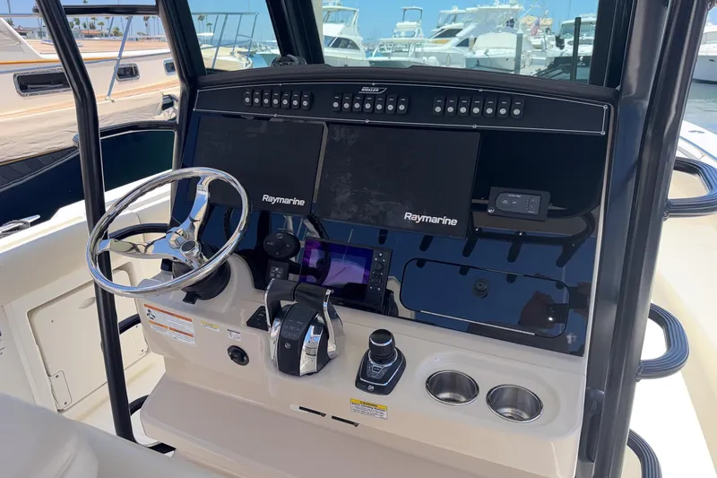 Slide: The Image of Boston Whaler 330 Outrage 2021 - 6