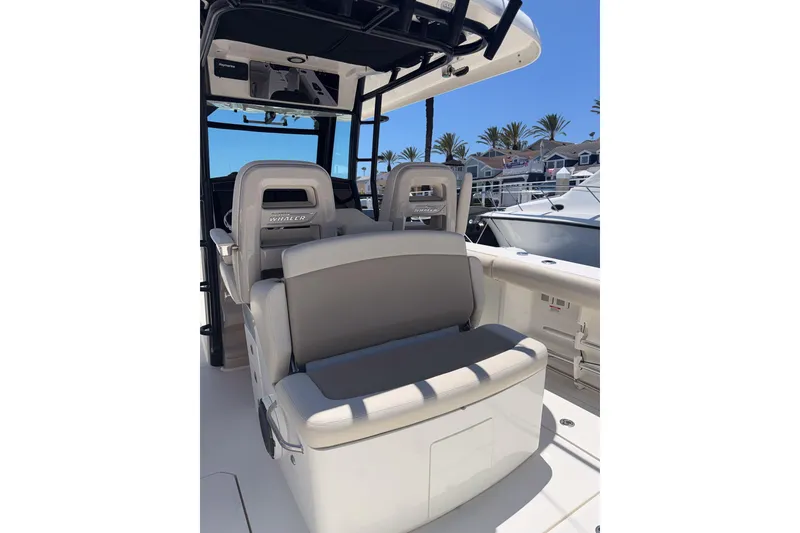 Slide: The Image of Boston Whaler 330 Outrage 2021 - 8