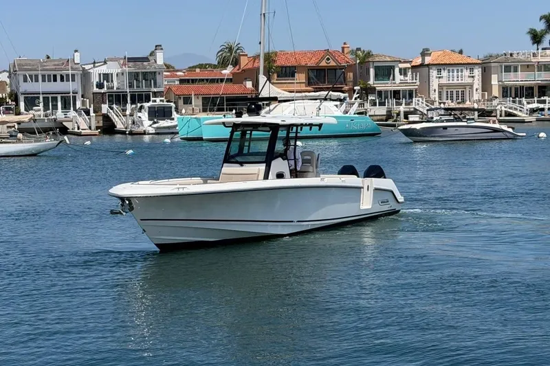 Slide: The Image of Boston Whaler 330 Outrage 2021 - 3