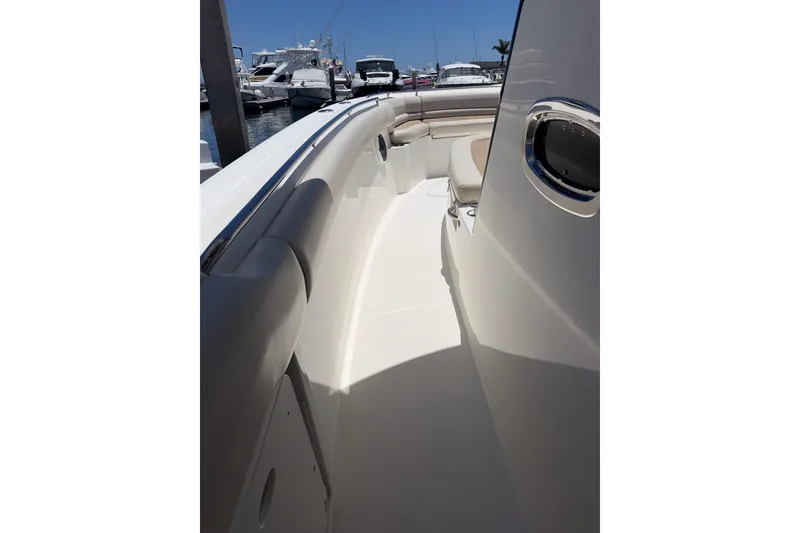 Slide: The Image of Boston Whaler 330 Outrage 2021 - 20