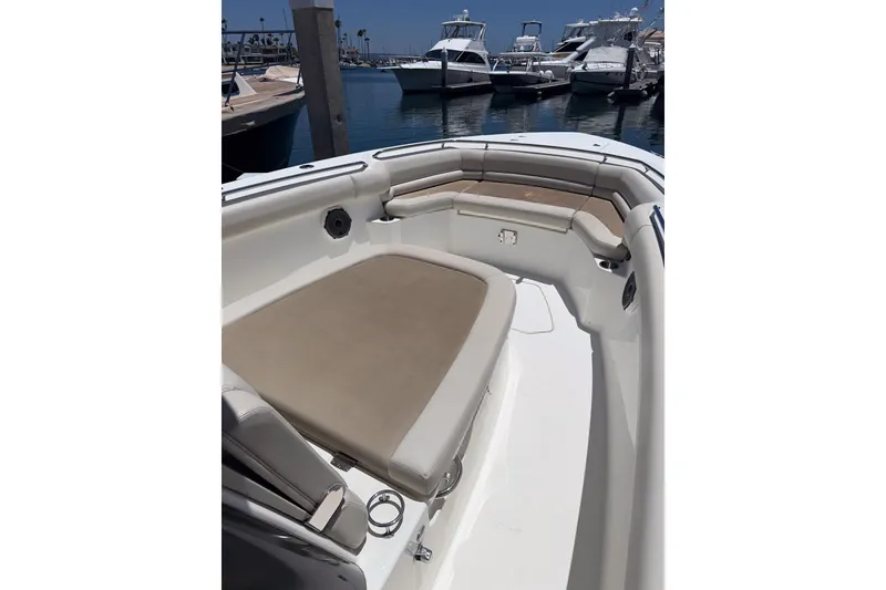 Slide: The Image of Boston Whaler 330 Outrage 2021 - 27