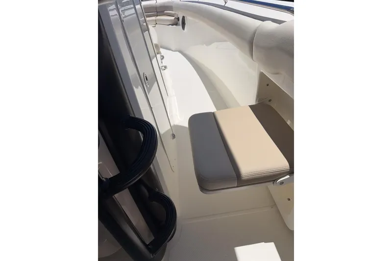 Slide: The Image of Boston Whaler 330 Outrage 2021 - 23