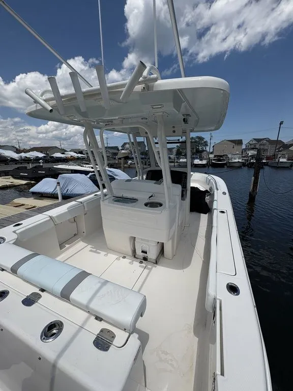 Slide: The Image of Robalo R272 2020 - 17