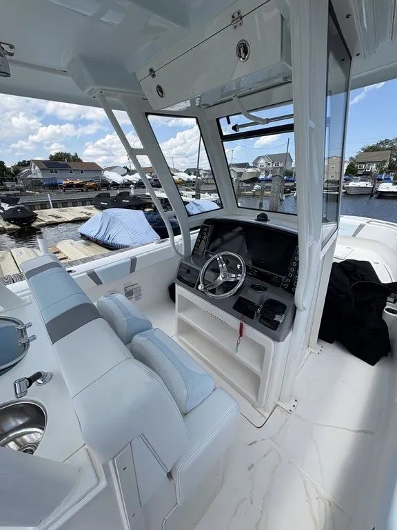 Slide: The Image of Robalo R272 2020 - 21