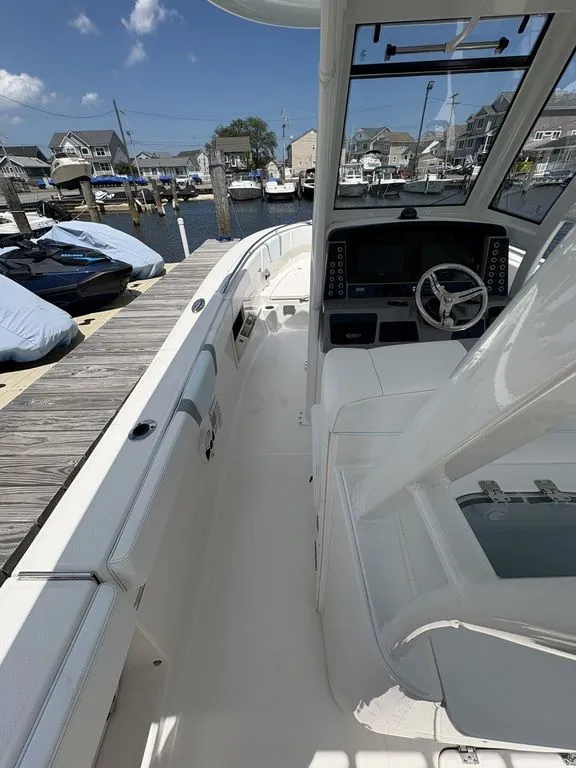 Slide: The Image of Robalo R272 2020 - 16