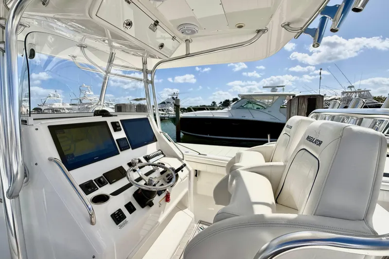 Slide: The Image of Regulator Marine 34SS 2016 - 13