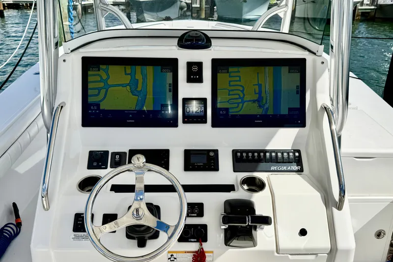 Slide: The Image of Regulator Marine 34SS 2016 - 16