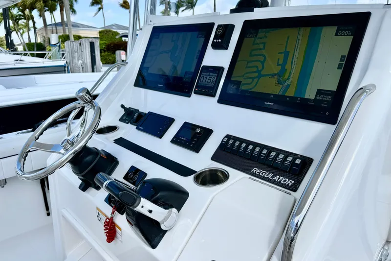 Slide: The Image of Regulator Marine 34SS 2016 - 18