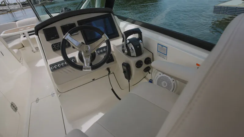 Slide: The Image of Boston Whaler 270 Vantage 2014 - 10