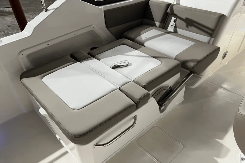 Slide: The Image of Boston Whaler 210 Vantage 2024 - 10